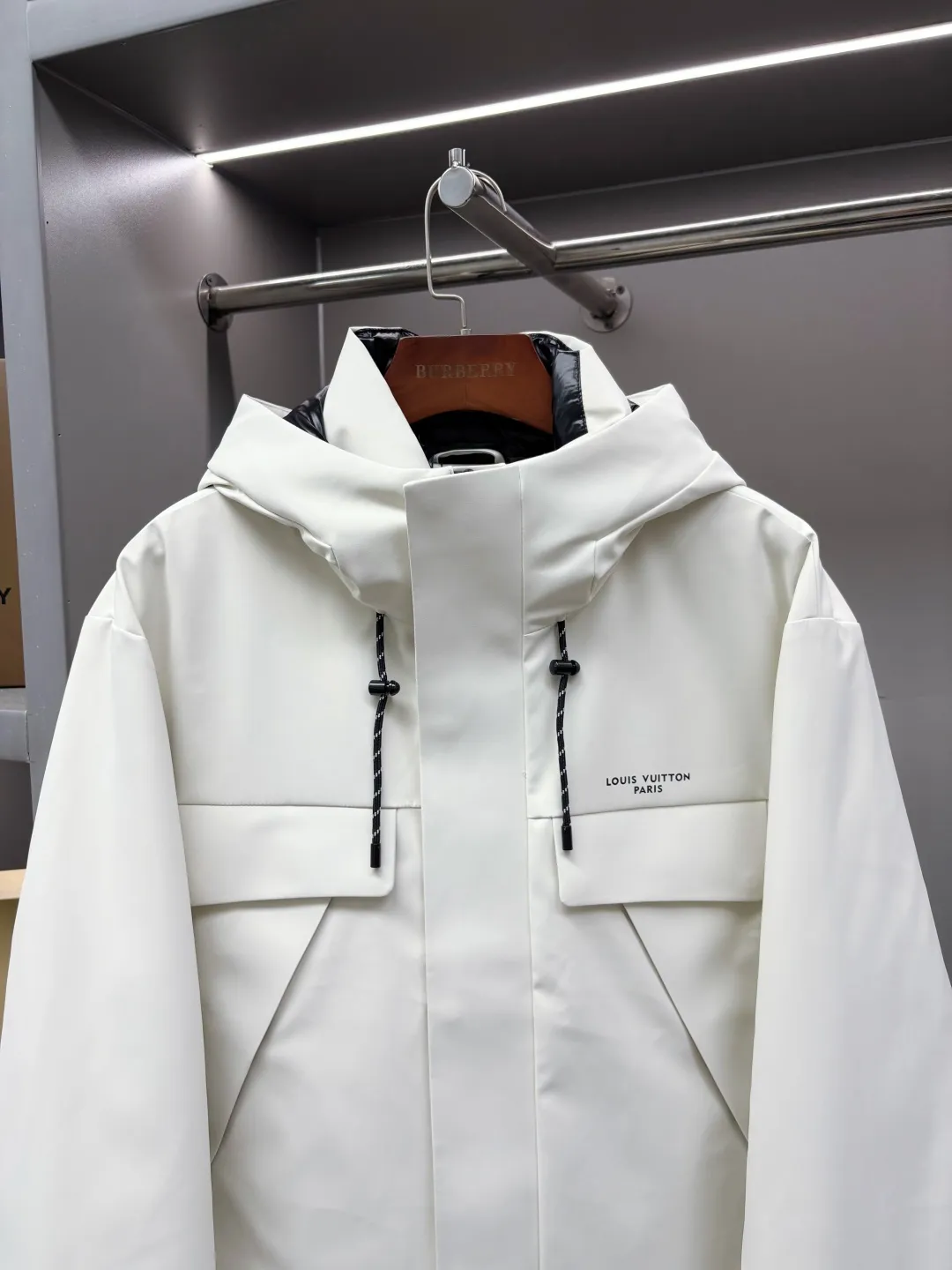 🅿️1440 LV Louis Vuitton's new lettered down jacket is rarely available through trading company channels, and will be sold simultaneously on the official website! V's new down jacket is a popular fashion item this winter. The fabric is made of customized high-density technical fiber blend material, which has excellent windproof, waterproof and anti-velvet capabilities! This means you can wear it outside in the cold winter months with confidence and stay dry and warm whether it’s windy, rainy or snowy! This design not only increases the overall sense of layering, but also makes you look more outstanding when wearing it!  The interior is filled with European standard imported 90 white goose down. The interior is divided into sections through horizontal quilting technology, making the down jacket full and fluffy. It not only provides sufficient warmth, but also maintains a light feeling, making you more comfortable when wearing it! As well as hardware accessories engraved with the brand's logo, it shows luxurious and elegant details! The casual and versatile version, whether you are a boy or a girl, can easily interpret different styles, making you the center of attention in different occasions! Size: M-XXXL Color: black beige